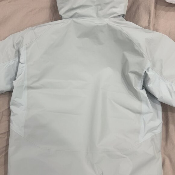 Grayish-white Arc'teryx down jacket, Arc'teryx ski suit - Picture 6 of 7